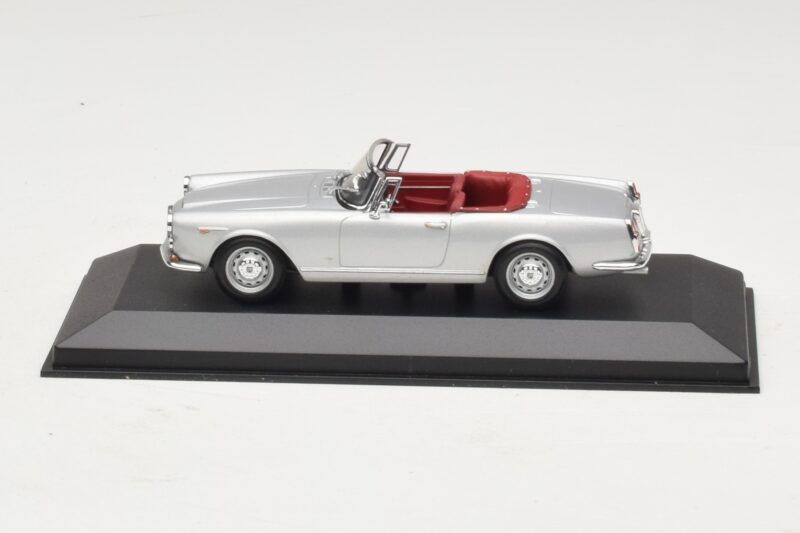 Alfa Romeo Spider 916 3.2 V6 24V Srebrn Minichamps 1:43 Alfa Romeo Spider 916 3.2 V6 24V Srebrn Minichamps 1:43 400120330 Kovina