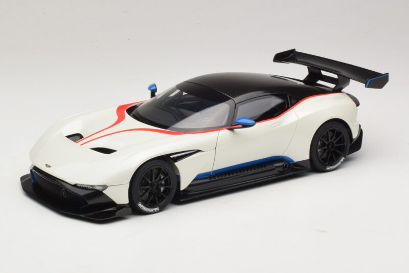 Aston Martin Vulcan Stratus White Z Modrimi in Rdečimi Progami AUTOart 1:18 70261 Kompozit