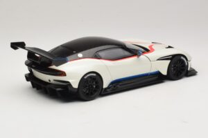 Aston Martin Vulcan Stratus White Z Modrimi in Rdečimi Progami AUTOart 1:18 70261 Kompozit – slika 3 od 8