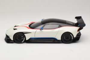 Aston Martin Vulcan Stratus White Z Modrimi in Rdečimi Progami AUTOart 1:18 70261 Kompozit – slika 4 od 8