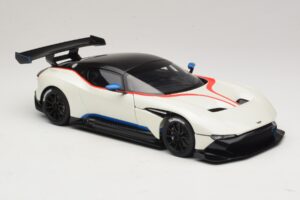 Aston Martin Vulcan Stratus White Z Modrimi in Rdečimi Progami AUTOart 1:18 70261 Kompozit – slika 6 od 8