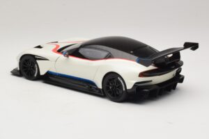 Aston Martin Vulcan Stratus White Z Modrimi in Rdečimi Progami AUTOart 1:18 70261 Kompozit – slika 7 od 8
