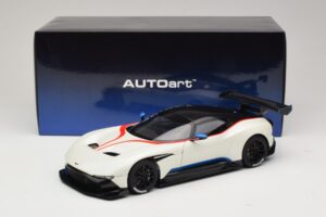 Aston Martin Vulcan Stratus White Z Modrimi in Rdečimi Progami AUTOart 1:18 70261 Kompozit – slika 8 od 8