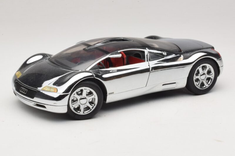 Audi Avus Quattro Chrome Silver Revell 1:18 08830 Kovina