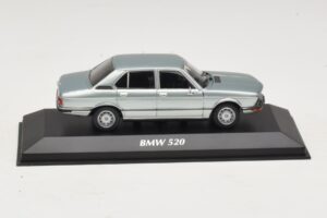 BMW 520 E12 Svetlo Modra Metalik Maxichamps 1:43 940023002 Diecast