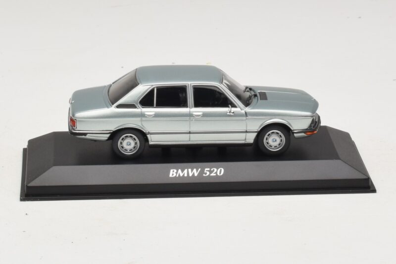 BMW 520 E12 Svetlo Modra Metalik Maxichamps 1:43 940023002 Diecast