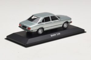 BMW 520 E12 Svetlo Modra Metalik Maxichamps 1:43 940023002 Diecast – slika 2 od 5