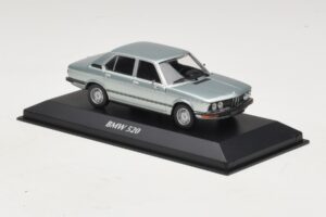 BMW 520 E12 Svetlo Modra Metalik Maxichamps 1:43 940023002 Diecast – slika 3 od 5