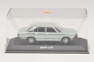 BMW 520 E12 Svetlo Modra Metalik Maxichamps 1:43 940023002 Diecast – slika 4 od 5