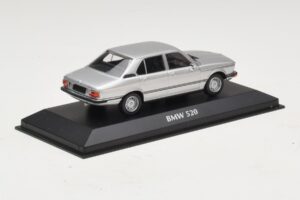 BMW 520 E12 Srebrn Maxichamps 1:43 940023000 Diecast – slika 2 od 5