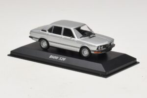 BMW 520 E12 Srebrn Maxichamps 1:43 940023000 Diecast – slika 3 od 5