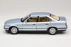 BMW 535i E34 Svetlo Modra Metalik Minichamps 1:18 100024007 Kovina – slika 4 od 8