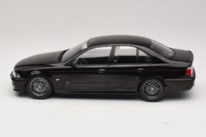 BMW M5 E39 Črn KK-Scale 1:18 KKDC181623 Kovina – slika 3 od 6