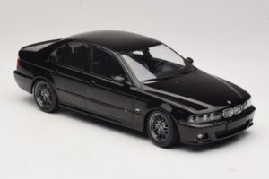 BMW M5 E39 Črn KK-Scale 1:18 KKDC181623 Kovina – slika 4 od 6