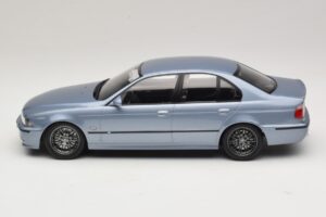 BMW M5 E39 Silverstone Blue Metallic KK-Scale 1:18 KKDC181622 Kovina – slika 3 od 6