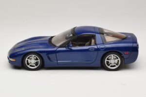 Chevrolet Corvette C5 Commemorative Edition Moder AUTOart 1:18 71157 Kovina – slika 5 od 9