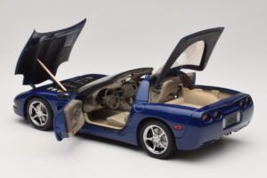 Chevrolet Corvette C5 Commemorative Edition Moder AUTOart 1:18 71157 Kovina – slika 6 od 9