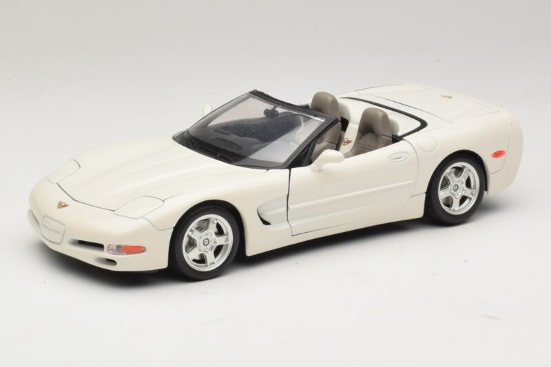 Chevrolet Corvette C5 Kabriolet Bel Bburago 1:18 3076-P1 Kovina