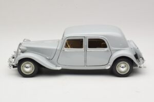 Citroen 15CV Six Siv Maisto 1:18 31837 Kovina – slika 4 od 8