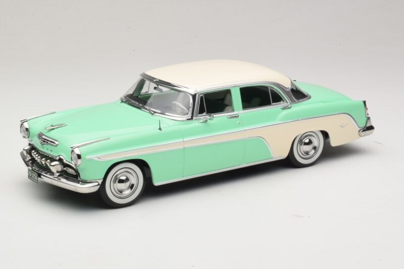 DeSoto Fireflite Sedan Svetlo Zelena & Kremna KK-Scale 1:18 KKDC181543 Kovina
