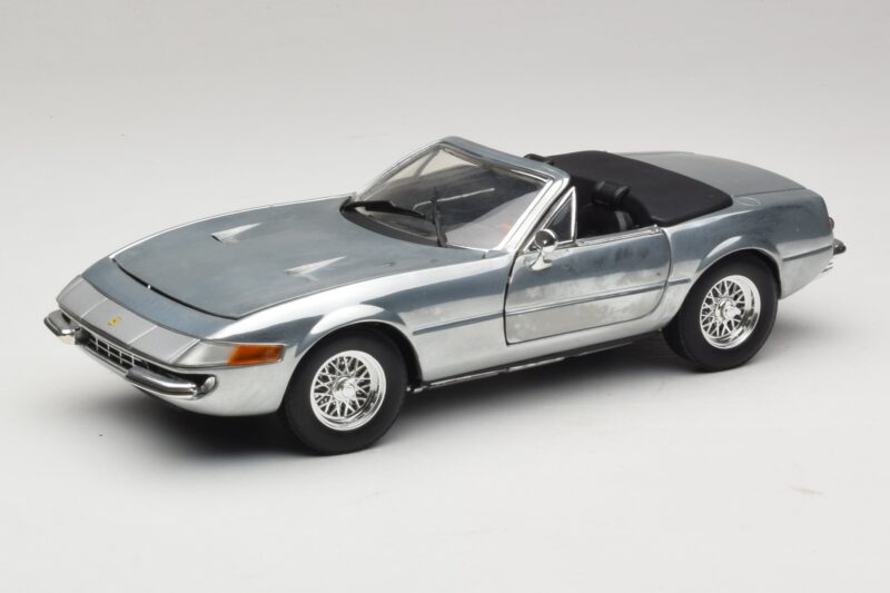 Ferrari 365 GTS Chrome Silver Hot Wheels 1:18 25738 Kovina
