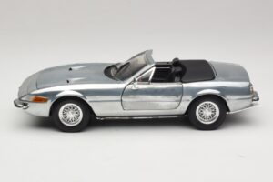 Ferrari 365 GTS Chrome Silver Hot Wheels 1:18 25738 Kovina – slika 4 od 8