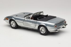 Ferrari 365 GTS Chrome Silver Hot Wheels 1:18 25738 Kovina – slika 7 od 8