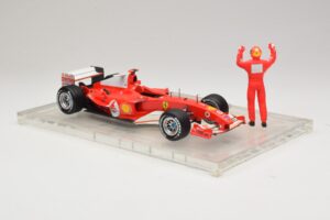 Ferrari F2004 #1 M. Schumacher F1 World Champion 2004 Z Dirkalnim Kombinezonom Hot Wheels 1:18 B66221 Kovina – slika 4 od 6