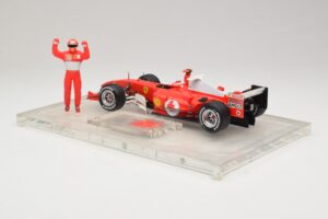 Ferrari F2004 #1 M. Schumacher F1 World Champion 2004 Z Dirkalnim Kombinezonom Hot Wheels 1:18 B66221 Kovina – slika 5 od 6