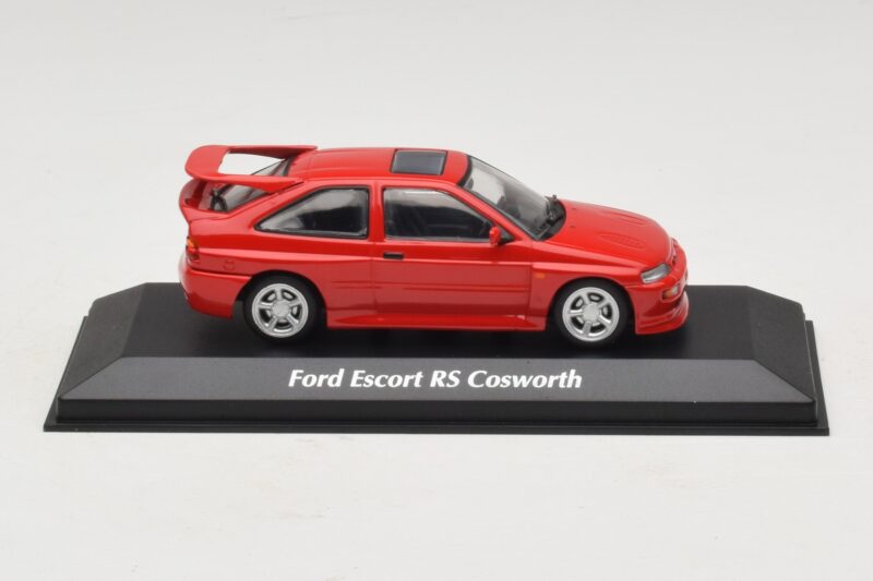 Ford Escort RS Cosworth Rdeč Maxichamps 1:43 Ford Escort RS Cosworth Rdeč Maxichamps 1:43 940082100 Diecast