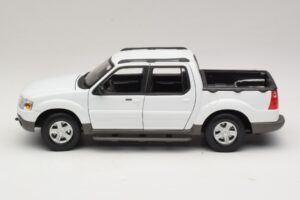 Ford Explorer Sport Trac Bela Maisto 1:18 36891 Kovina – slika 4 od 8