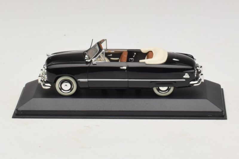 Ford FL Kabriolet Črn Minichamps 1:43 Ford FL Kabriolet Črn Minichamps 1:43 400082231 Kovina
