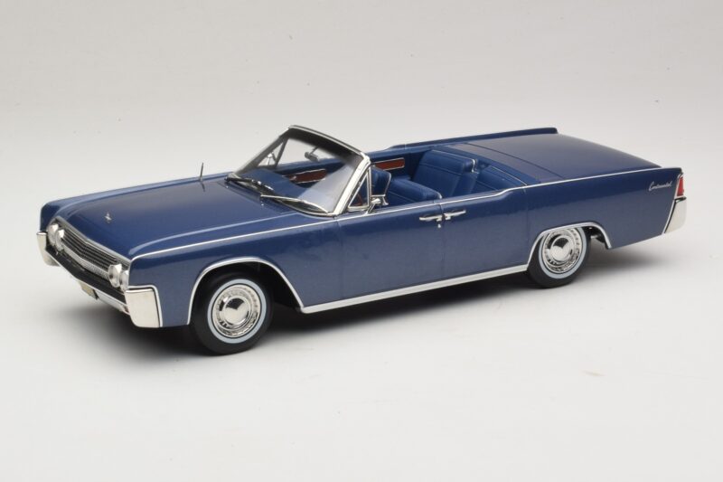 Lincoln Continental Convertible Modra Metalik The Lincoln Lawyer KK-Scale 1:18 KKDC181522 Kovina