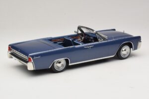 Lincoln Continental Convertible Modra Metalik The Lincoln Lawyer KK-Scale 1:18 KKDC181522 Kovina – slika 3 od 7