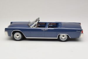 Lincoln Continental Convertible Modra Metalik The Lincoln Lawyer KK-Scale 1:18 KKDC181522 Kovina – slika 4 od 7