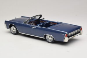 Lincoln Continental Convertible Modra Metalik The Lincoln Lawyer KK-Scale 1:18 KKDC181522 Kovina – slika 6 od 7