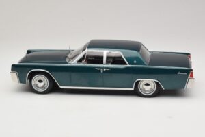 Lincoln Continental Temno Zelena Metalik Matrix Reloaded & Revolutions KK-Scale 1:18 KKDC181481 Kovina – slika 3 od 6