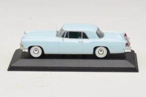 Lincoln Continental Mark II Svetlo Modra Minichamps 1:43 Lincoln Continental Mark II Svetlo Modra Minichamps 1:43 400082304 Kovina
