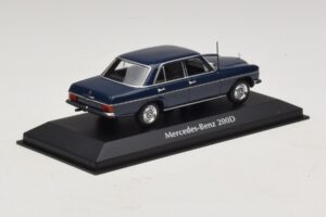Mercedes 200D W115 Moder Maxichamps 1:43 940034000 Diecast – slika 2 od 5