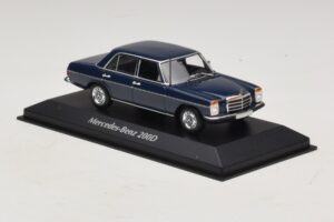 Mercedes 200D W115 Moder Maxichamps 1:43 940034000 Diecast – slika 3 od 5