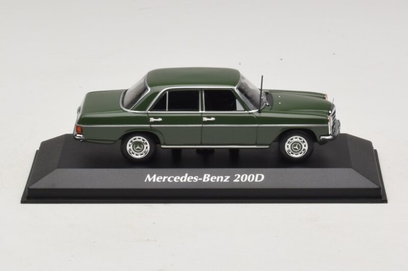 Mercedes 200D W115 Temno Zelen Maxichamps 1:43 940034001 Diecast