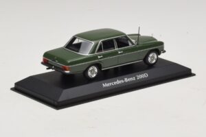 Mercedes 200D W115 Temno Zelen Maxichamps 1:43 940034001 Diecast – slika 2 od 5
