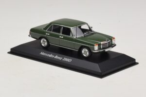 Mercedes 200D W115 Temno Zelen Maxichamps 1:43 940034001 Diecast – slika 3 od 5