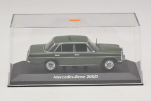 Mercedes 200D W115 Temno Zelen Maxichamps 1:43 940034001 Diecast – slika 4 od 5