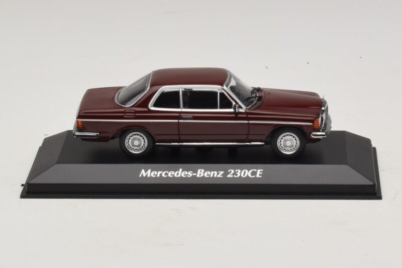 Mercedes 230 CE C123 Rdeč Maxichamps 1:43 Mercedes 230 CE C123 Rdeč Maxichamps 1:43 940032221 Diecast