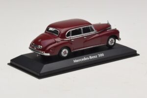 Mercedes 300 W186 Temno Rdeč Maxichamps 1:43 940039060 Kovina – slika 2 od 5