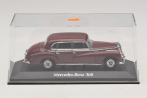 Mercedes 300 W186 Temno Rdeč Maxichamps 1:43 940039060 Kovina – slika 4 od 5