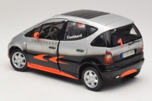 Mercedes A-Class W168 D. Coulthard Srebrna Maisto 1:18 35841 Kovina – slika 7 od 8