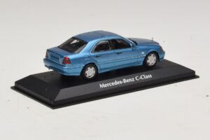 Mercedes C-Class W202 Modra Metalik Maxichamps 1:43 940037060 Kovina – slika 2 od 5