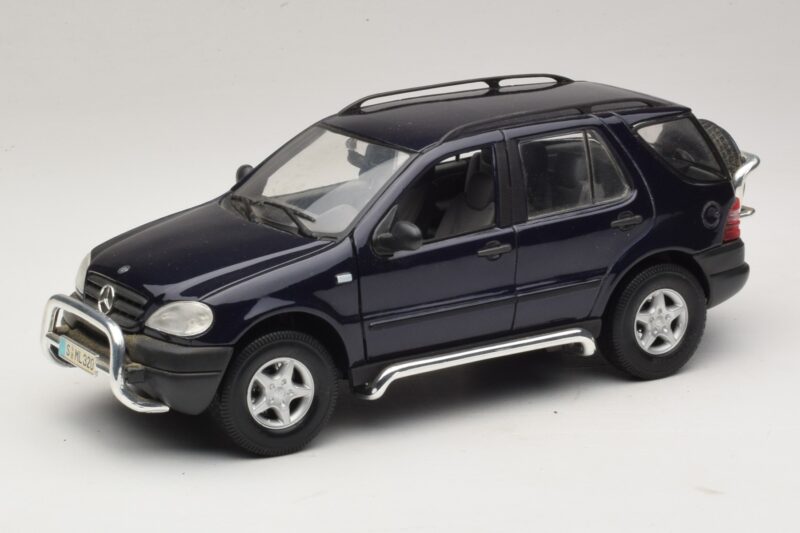 Mercedes ML320 W163 Moder Maisto 1:18 31847 Kovina